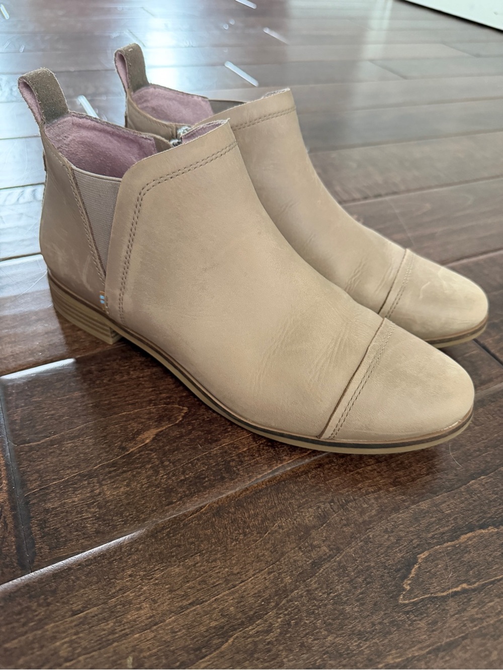 Tom’s Leather Booties - Ankle Boots - Khaki Tan - Flat Boots - EUC